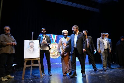 تصاویر مراسم تجلیل از هنرمندان برتر انقلاب اسلامی در لرستان