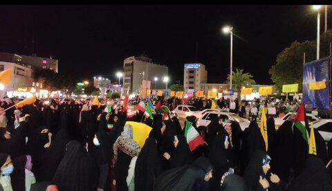شیرینی سیلی سپاه در خیابان‌های بوشهر