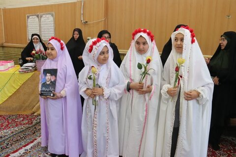 تصاویر/ جشن تکلیف دانش آموزان دختر در مسجد حاجی خان ارومیه