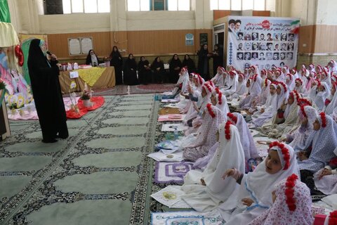 تصاویر/ جشن تکلیف دانش آموزان دختر در مسجد حاجی خان ارومیه