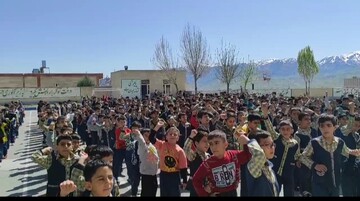 فیلم | حمایت دانش آموزان یکی از مدارس بروجرد از اقدام پهپادی سپاه علیه اسرائیل