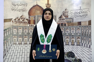 اهدای مدال طلای یک بانوی ورزشکار به موزه آستان قدس رضوی