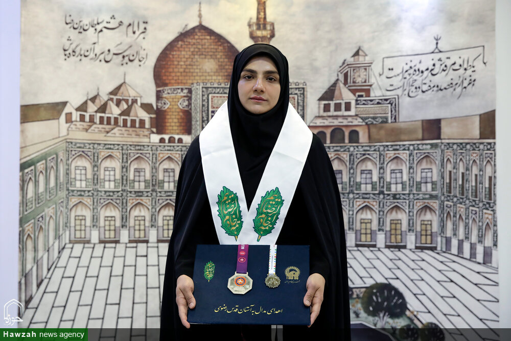 اهدای مدال طلای یک بانوی ورزشکار به موزه آستان قدس رضوی