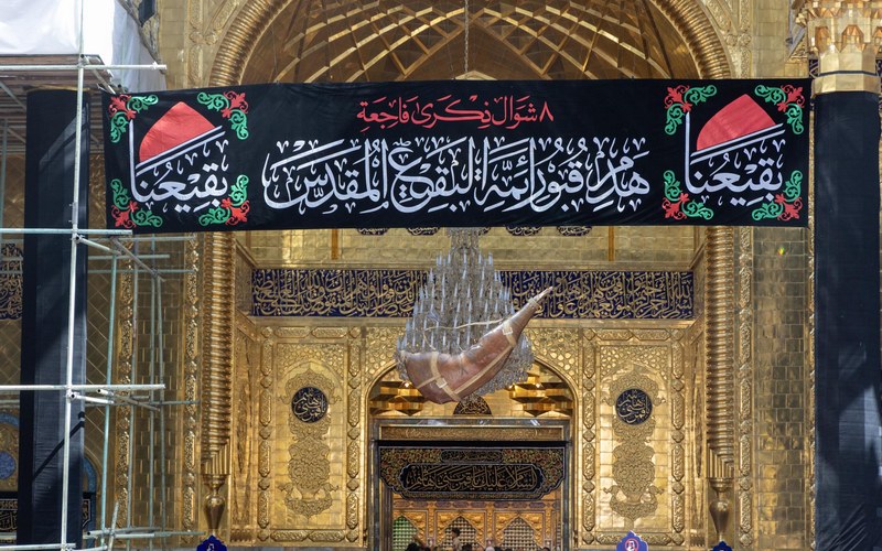 تصاویر/ نصب کتیبه‌های عزا در حرم حضرت عباس (ع) در سالروز تخریب بقیع