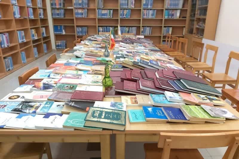 یک خانواده بوشهری کتابخانه شخصی خود را به کتابخانه عمومی اهدا کرد