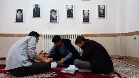 تصاویر / طرح «مباحثه عمومی طلاب» در مدرسه علمیه صاحب الزمان(عج) مرند