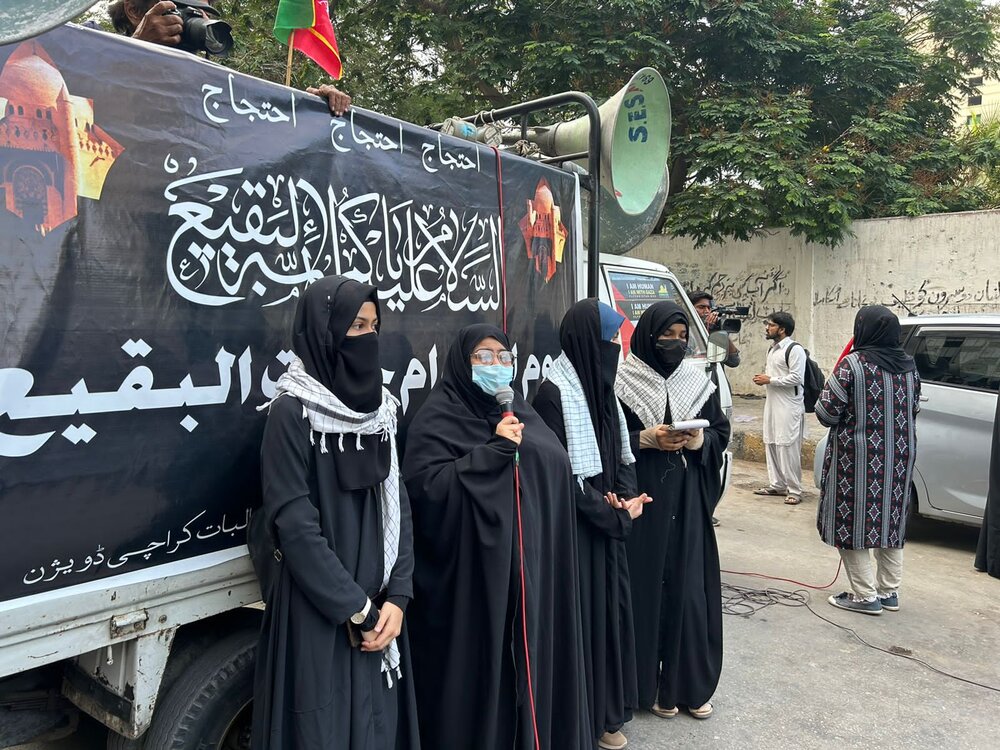 सऊदी अरब में नृत्य, संगीत और शराब की अनुमति है, लेकिन पैगंबर की बेटी की कब्र पर जाना प्रतिबंधित है