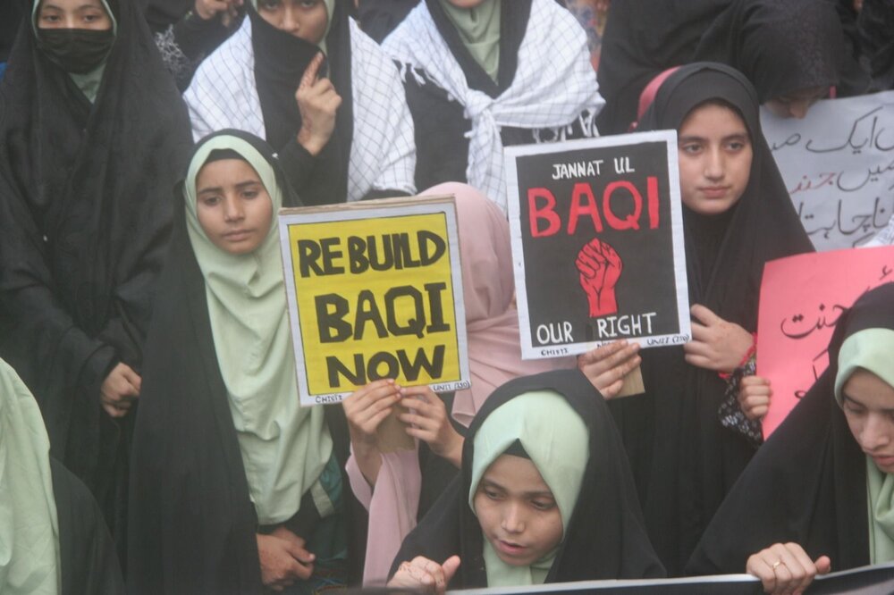 सऊदी अरब में नृत्य, संगीत और शराब की अनुमति है, लेकिन पैगंबर की बेटी की कब्र पर जाना प्रतिबंधित है