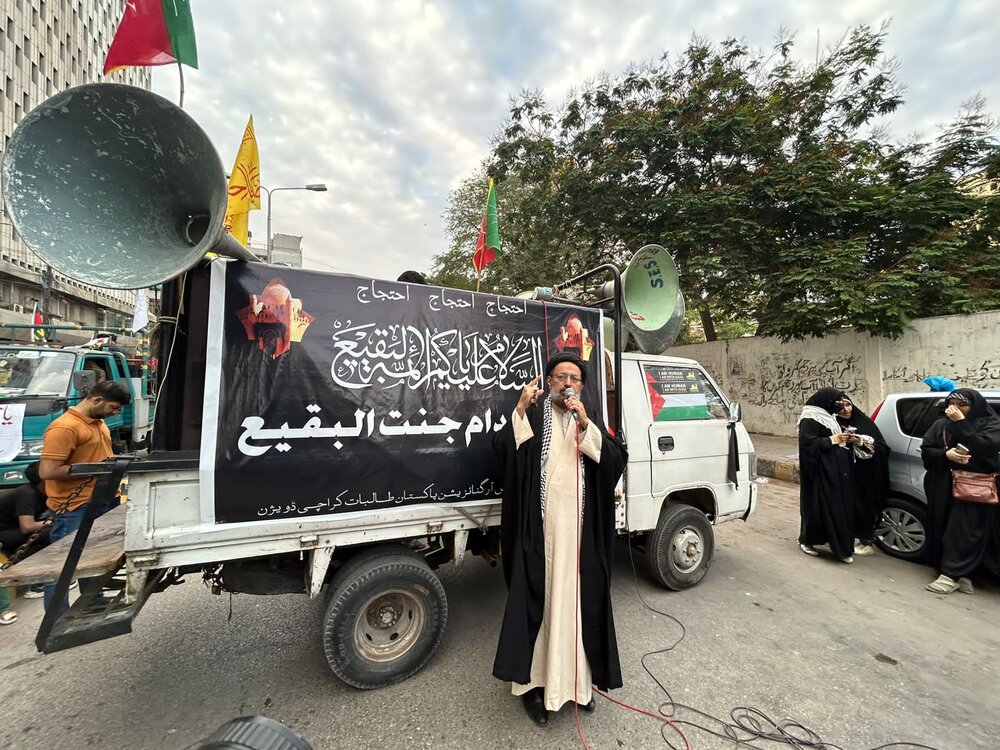 सऊदी अरब में नृत्य, संगीत और शराब की अनुमति है, लेकिन पैगंबर की बेटी की कब्र पर जाना प्रतिबंधित है