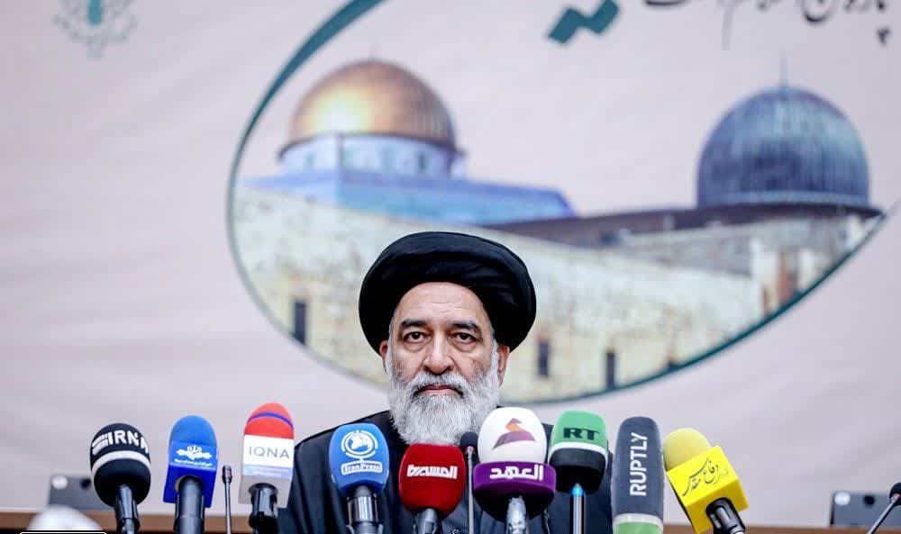 نمازگزاران بعد از نماز جمعه، راهپیمایی تشکرآمیز از اقتدار نظامی ایران برگزار می کنند