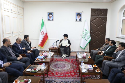 دیدار رئیس کل سازمان امور مالیاتی با آیت الله حسینی بوشهری