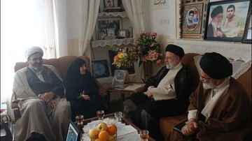 دیدار رئیس جمهور با مادر شهیدان طوسی و مادربزرگ شهید دهقان