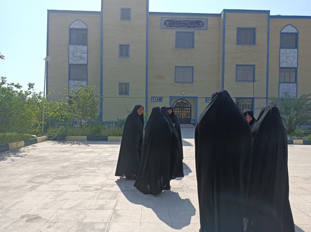بررسی تجهیزات و مکان خوابگاه مدرسه علمیه خواهران حضرت زینب(س) میناب