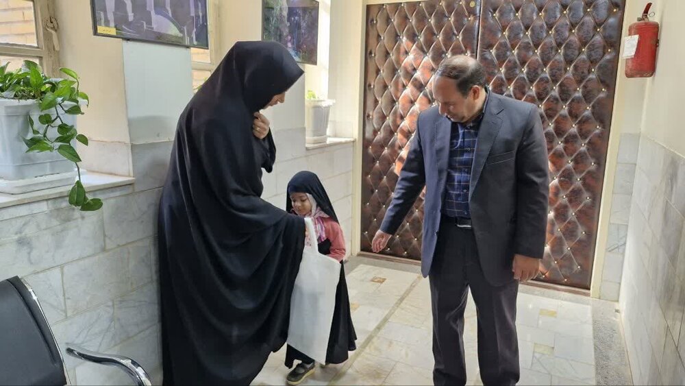 قدردانی شهردار زارچ از دختر محجبه+ تصاویر