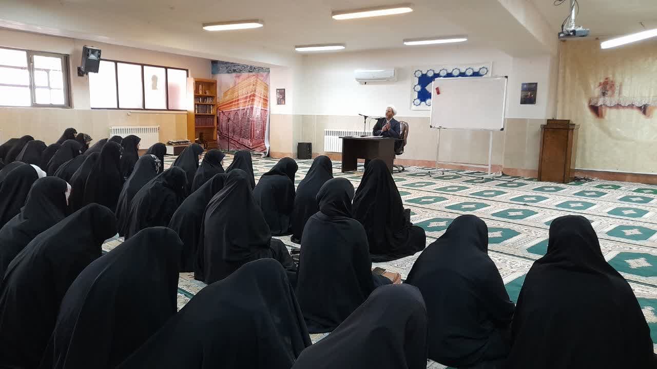 برگزاری کارگاه خودشناسی در مدرسه علمیه تخصصی فاطمه الزهرا(س) اصفهان