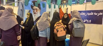 تصاویر/ بازدید دانش آموزان پایه نهم از غرفه مدرسه علمیه ریحانة النبی (س)اراک در نمایشگاه بین‌المللی استان مرکزی