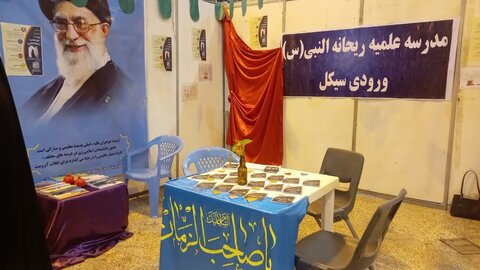 تصاویر/بازدید دانش آموزان پایه نهم از غرفه مدرسه علمیه ریحانة النبی (س)اراک در نمایشگاه بین‌المللی استان مرکزی