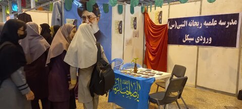 تصاویر/بازدید دانش آموزان پایه نهم از غرفه مدرسه علمیه ریحانة النبی (س)اراک در نمایشگاه بین‌المللی استان مرکزی