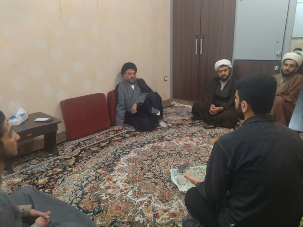 باید نقاط اتصال خود را با اهل بیت عصمت و طهارت بیشتر و دائمی کنیم