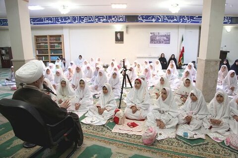 حجت‌الاسلام والمسلمین غفوری، در جشن تکلیف دانش‌آموزان دبستان شاهد شهدای پروین زاد شهر کرمانشاه