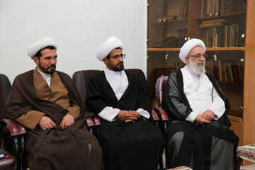 تصاویر/ دیدار قائم مقام مدیر حوزه های علمیه با امام جمعه شهرکرد و مدیران مدارس علمیه چهارمحال و بختیاری