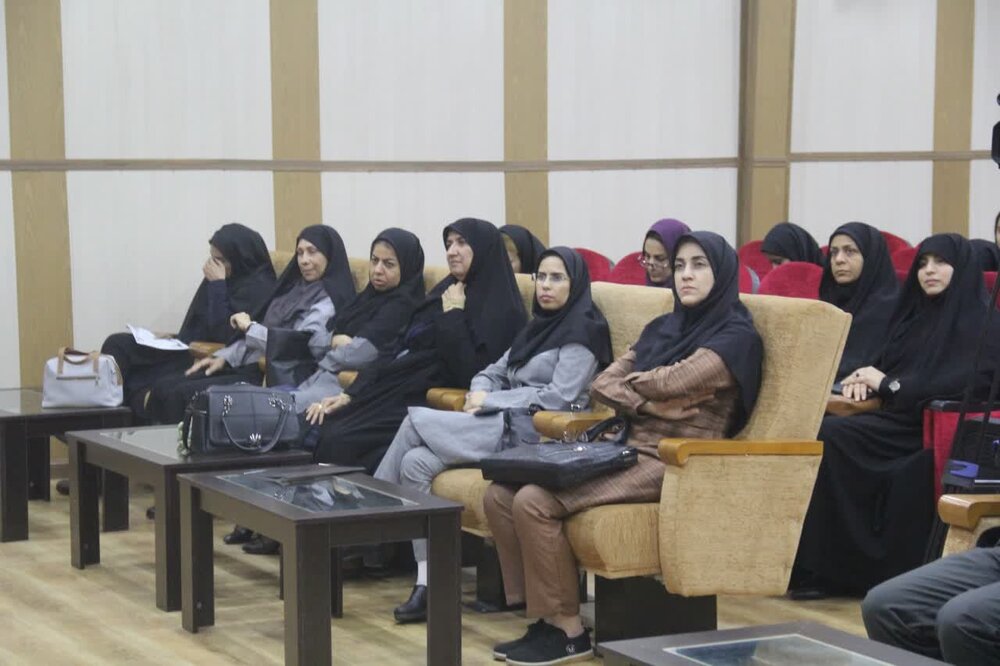 کسب رتبه برتر طلبه خواهر بندرعباسی در نخستین همایش ملی "مدرسه الگو"