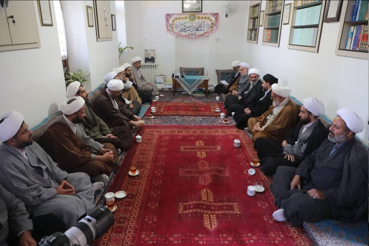 باید معرفت خود را نسبت به امام عصر(عج) افزایش دهیم/ «پرهیز از جدل» و «امانتداری» از ویژگیهای شیعیان حقیقی است