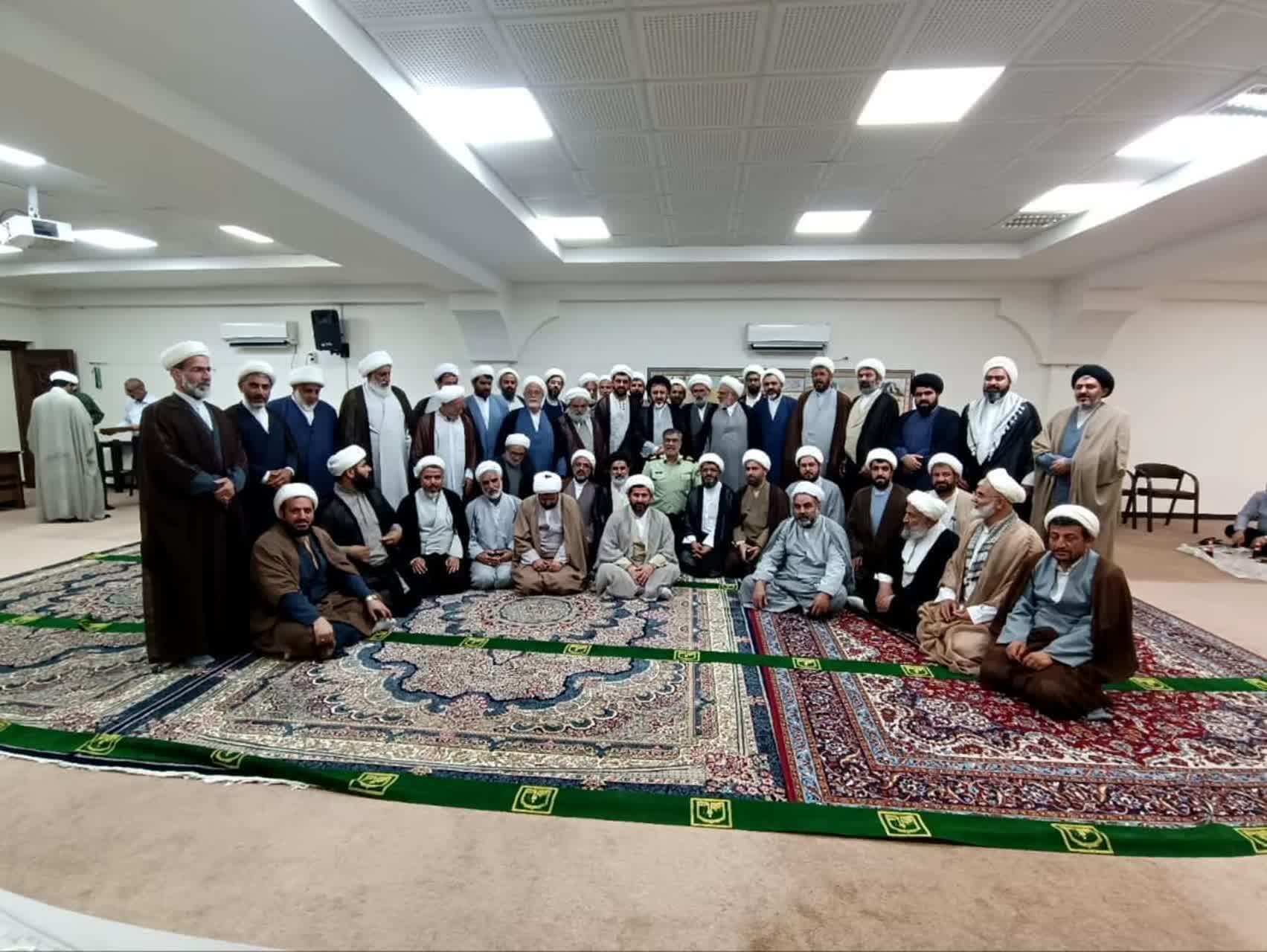 دیدار جمعی از نمایندگان طلاب قم با نماینده ولی فقیه در استان هرمزگان