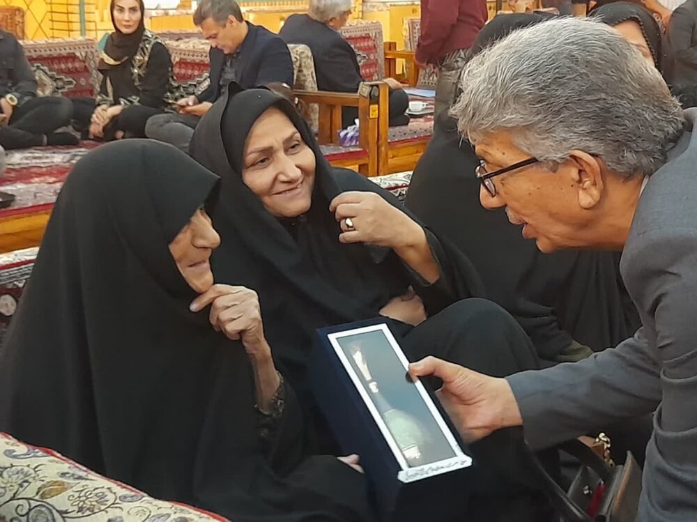 مادر شهیدی که دستبندهای طلای خود را برای ساخت بیمارستان داد+ عکس و فیلم