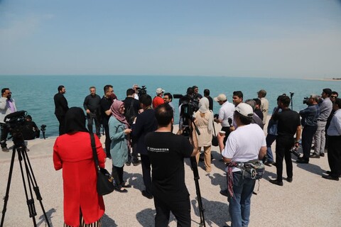 عکس/ حضور رسانه‌های خارجی در کنار ساحل بوشهر