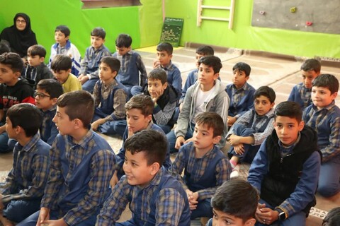 تصاویر/ دیدار امام جمعه خرمدره با دانش آموزان این شهرستان