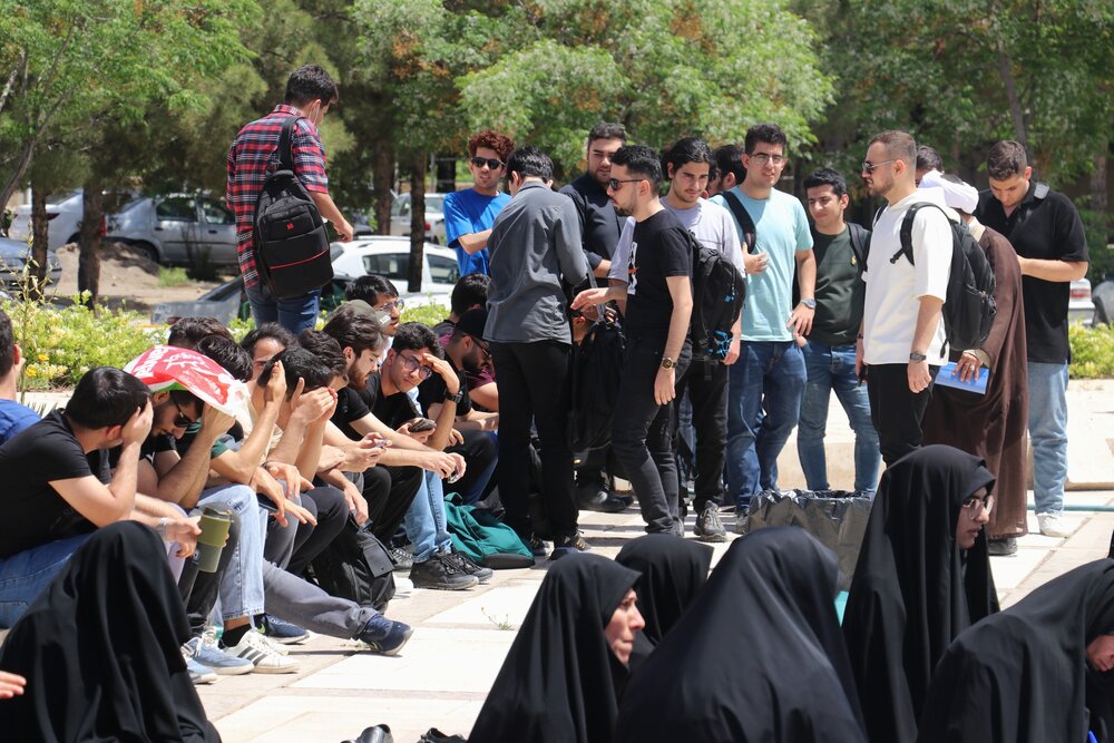 نسبت به ظلم آمریکا و اروپا به دانشجویان سکوت نمی کنیم