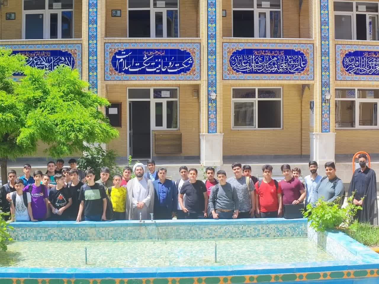 تصاویر/ بازدید دانش آموزان از مدرسه علمیه صاحب الزمان (عج) مرند