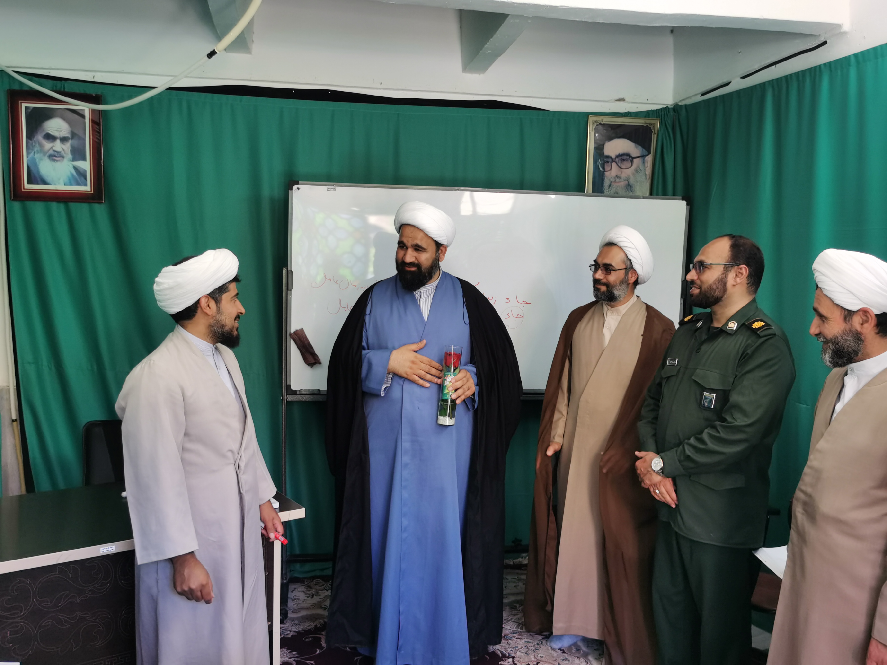 تصاویر / تجلیل از اساتید و کادر مدرسه علمیه شفیعیه به مناسبت فرا رسیدن هفته عقیدتی سیاسی