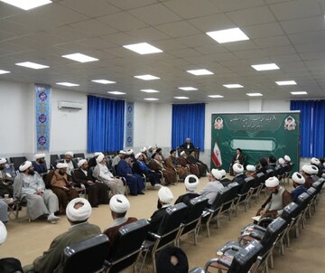 تصاویر / نشست هم اندیشی نماینده ولی فقیه و استاندار لرستان با روحانیت استان