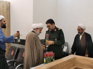 تصاویر/ تجلیل از اساتید و کادر مدرسه علمیه مصلی به مناسبت فرا رسیدن هفته عقیدتی سیاسی