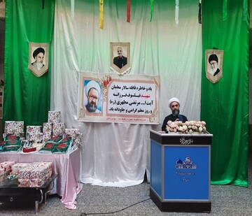 علم همراه با عبودیت مصداق نور است