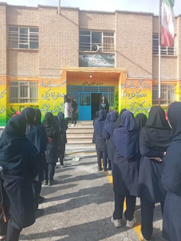 تصاویر/حضور مدیر مدرسه علمیه صدیقه طاهره (س) غرق آباد در دبیرستان الزهرا جهت تبلیغ حوزه