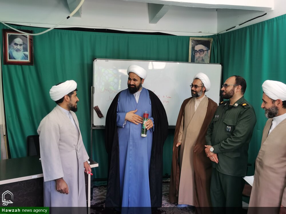 تصاویر / تجلیل از اساتید و کادر مدرسه علمیه شفیعیه به مناسبت فرا رسیدن هفته عقیدتی سیاسی