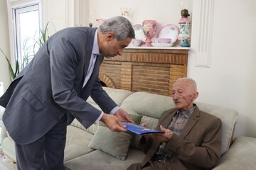 تقدیر استاندار همدان از اولین معلم دوران تحصیل خود