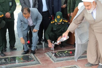 تصاویر/ عطرافشانی مزار شهدای گمنام کوهدشت