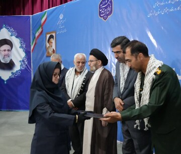 تصاویر/ تجلیل از نخبگان جامعه کار و تولید لرستان