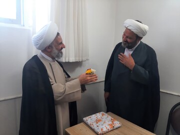 تصاویر / تقدیر از اساتید و کادر مدرسه علمیه حجت ابن الحسن (عج) میبد به مناسبت روز معلم