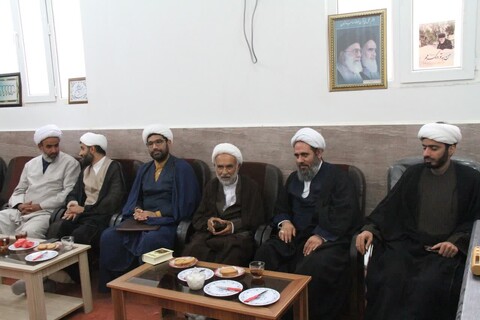 عکس/ دیدار مدیر حوزه علمیه بوشهر با اساتید مدرسه برازجان