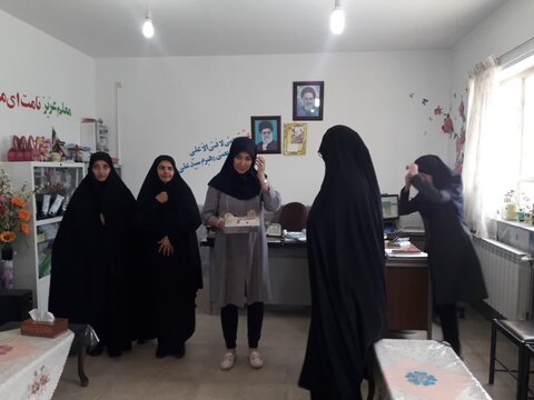 تصاویر/تجلیل از معلمان دبیرستان الزهرا توسط کادر مدرسه علمیه صدیقه طاهره (س) غرق آباد