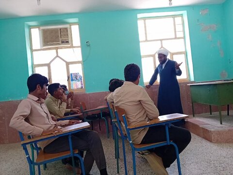 تصاویر| حضور کادر مدرسه علمیه ولیعصر(عج) رودان در مدارس جهت تبلیغ حوزه