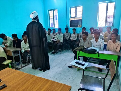 تصاویر| حضور کادر مدرسه علمیه ولیعصر(عج) رودان در مدارس جهت تبلیغ حوزه