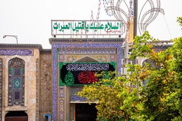 تصاویر/ نصب کتیبه‌های عزا در صحن و سرای حرم مطهر امام حسین (ع) در آستانه شهادت امام جعفر صادق (ع)