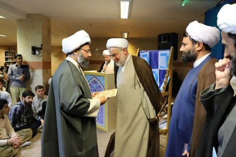 تصاویر/ تجلیل از اساتید و کادر مدرسه علمیه امام صادق (ع) قروه در هفته معلم