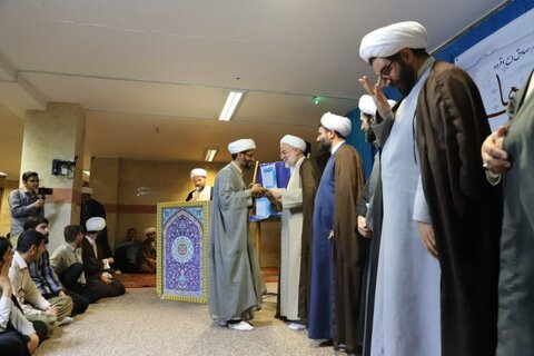 تصاویر/ تجلیل از اساتید و کادر مدرسه علمیه امام صادق (ع) قروه در هفته معلم